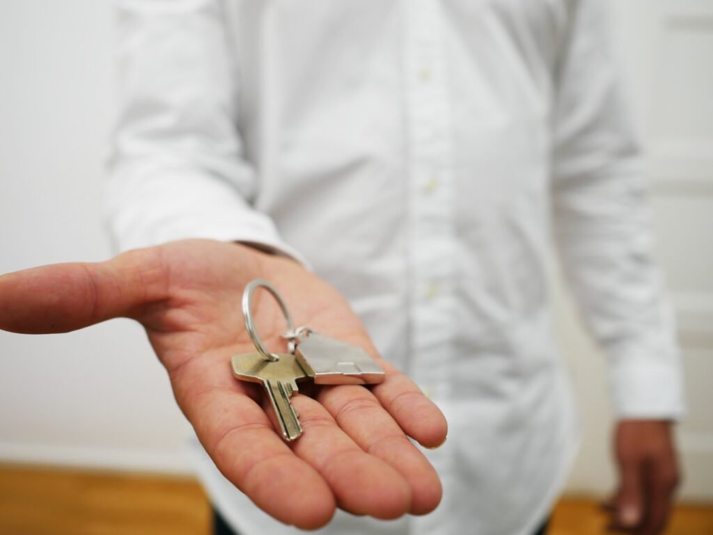Llaves de casa, documentos de préstamo y calculadora representando ayuda para down payment y gastos de cierre en Florida