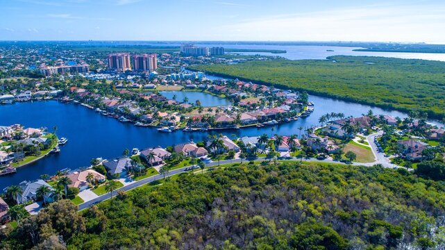 Canales navegables y bienes raices en Cape Coral Florida